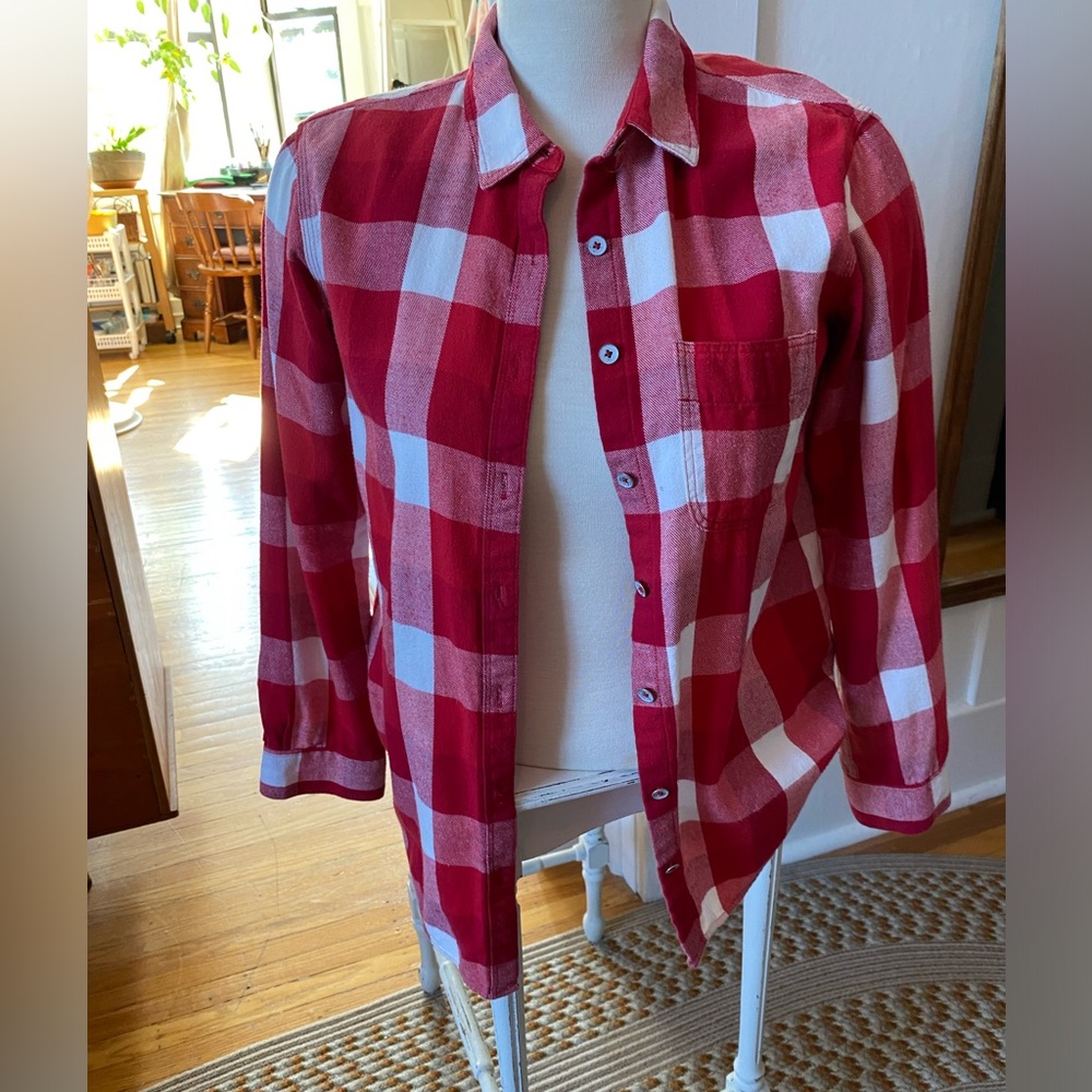 🌹Last Chance Sale! Red White plaid Buffalo print flannel shirt. Size XS.